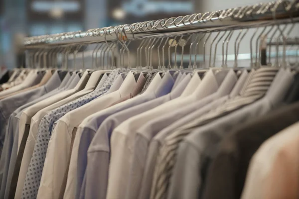 Gömlekli kumaş askıları. Erkekler. İş kıyafetleri askısı