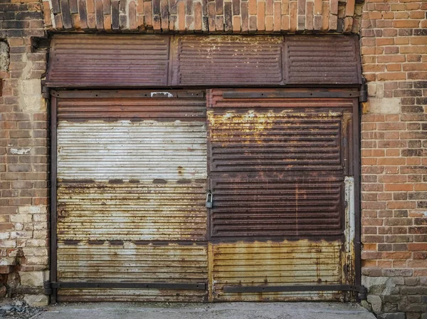 Fachada Antiguo Garaje Hecho Pared Ladrillo Rojo Con Gran Puerta — Foto de Stock