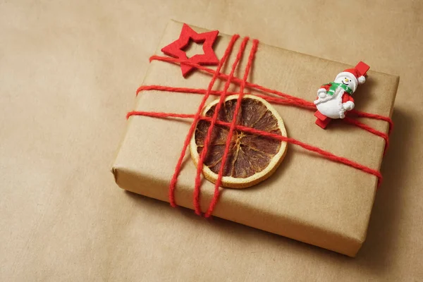 Cartão Natal Para Parabéns Caixa Presente Marrom Envolto Papel Artesanal — Fotografia de Stock