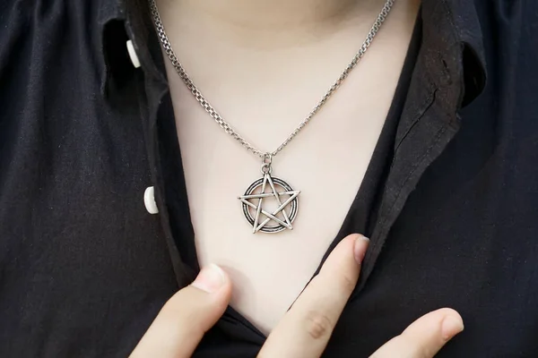 Pentagram Hanger Borst Van Een Vrouw Ring Vinger Sluit Het — Stockfoto