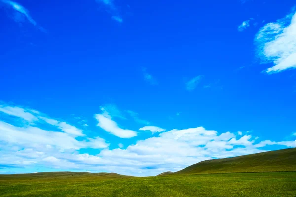 Sparatoria Aerea Montagna Con Drone Vista Sulla Valle Verde Cielo — Foto Stock