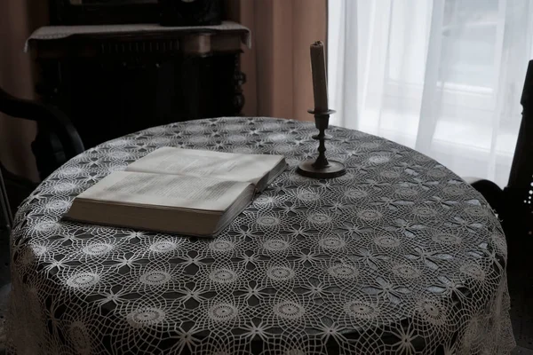 Kinyithatod Bibliai Könyvet Egy Tűzmentes Gyertyát Egy Régi Kerek Asztalon — Stock Fotó