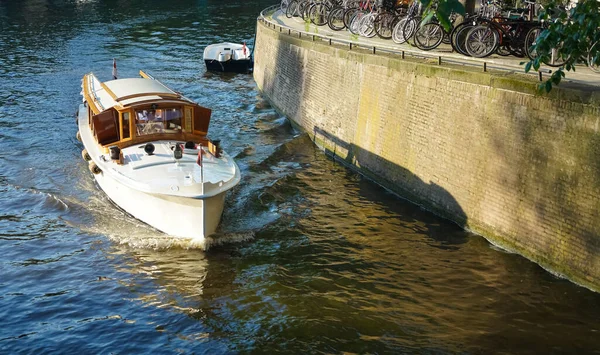 Amsterdam, Hollanda 'nın tarihi merkezindeki kanal setinin tipik manzarası. Kanal boyunca bisiklet park etmek. Manzaranın merkezi. AMSTERDAM, NETHERLANDS