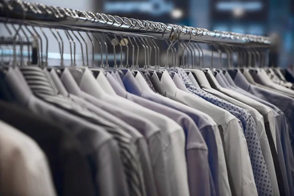 Cloth Hangers Dengan Shirts Pria Gantungan Pakaian Bisnis — Stok Foto