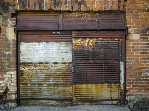 Fassade Einer Alten Garage Aus Rotem Backstein Mit Großem Geschlossenen — Stockfoto