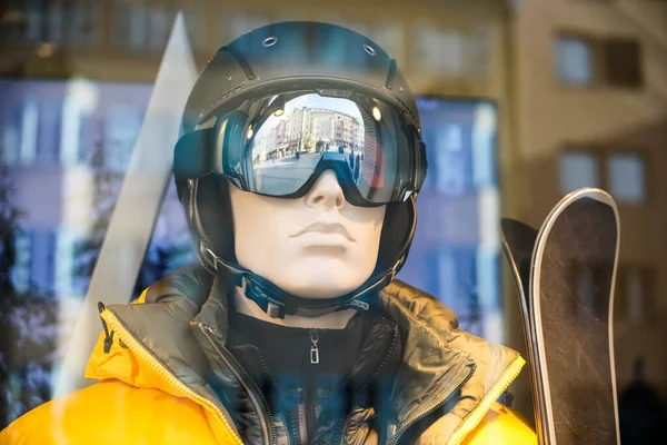 Mannequins Εξοπλισμένα Για Σκι Κατάστημα Εξοπλισμού Σκι Κίτρινο Μοντέρνο Σακάκι — Φωτογραφία Αρχείου