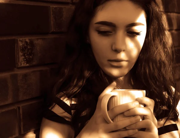 Sério Menina Bonita Perto Parede Tijolo Com Café Manhã Luz — Fotografia de Stock