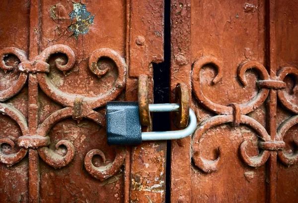 Fragmento Puertas Metálicas Viejas Cerradas Puertas Forjadas Con Candado Oxidado — Foto de Stock