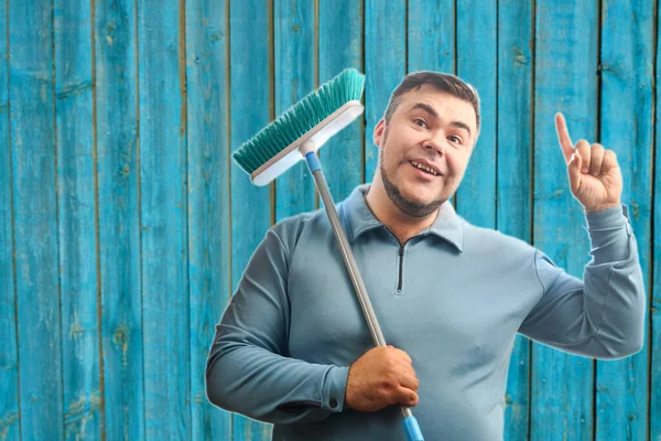Hombre Feliz Sosteniendo Fregona Para Limpiar Piso —  Fotos de Stock