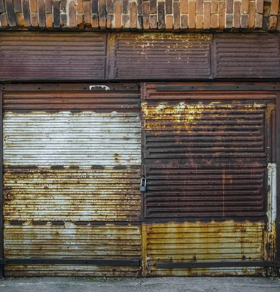 Fachada Uma Antiga Garagem Feita Parede Tijolo Vermelho Com Grande — Fotografia de Stock