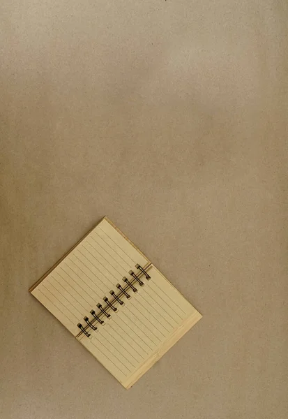 木製の枠に茶色のノートパッド 最上階だ 何も見えない クラフト紙パックグラウンド — ストック写真