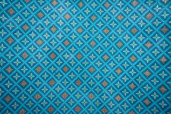 Ulugh Beg Madrasah 'ın köşesindeki majolica ve simetrik seramik fayansların detaylı görüntüsü. Registan Meydanı 'nda. Cyan ve mavinin tonlarında seramik. Farsça doku.