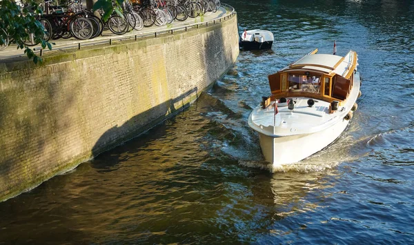 Amsterdam, Hollanda 'nın tarihi merkezindeki kanal setinin tipik manzarası. Kanal boyunca bisiklet park etmek. Manzaranın merkezi. AMSTERDAM, NETHERLANDS