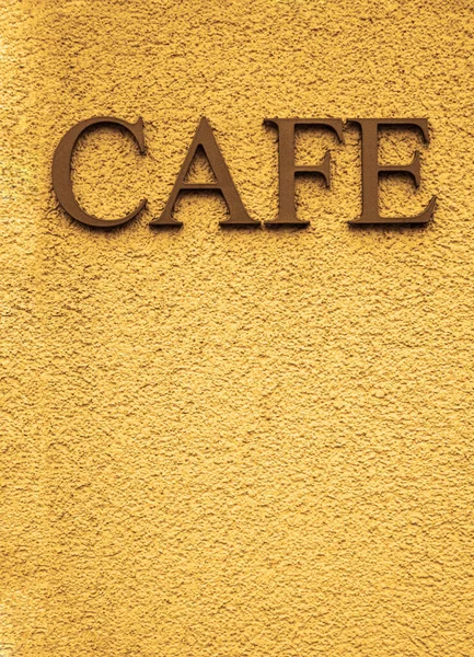 Srebrne Litery Dla Słowa Cafe Żółtej Teksturowanej Ścianie — Zdjęcie stockowe