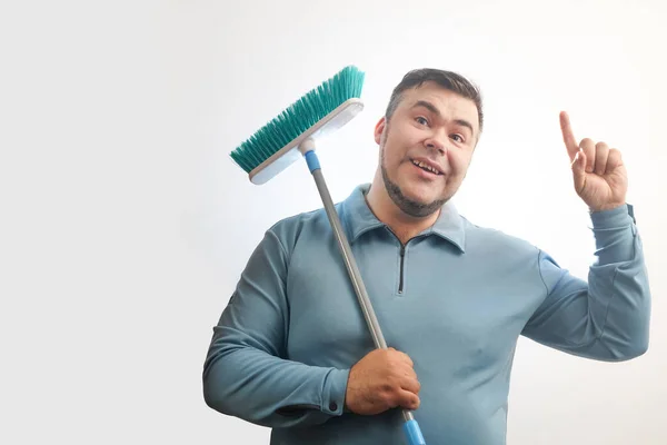 Hombre Feliz Sosteniendo Fregona Para Limpiar Piso Hombre Limpieza Mediana —  Fotos de Stock