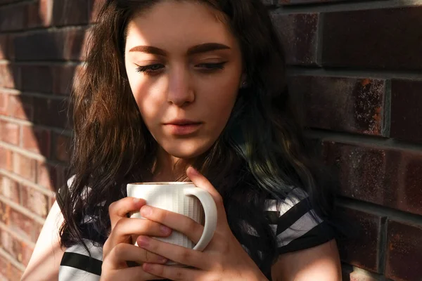 Sério Menina Bonita Perto Parede Tijolo Com Café Manhã Luz — Fotografia de Stock