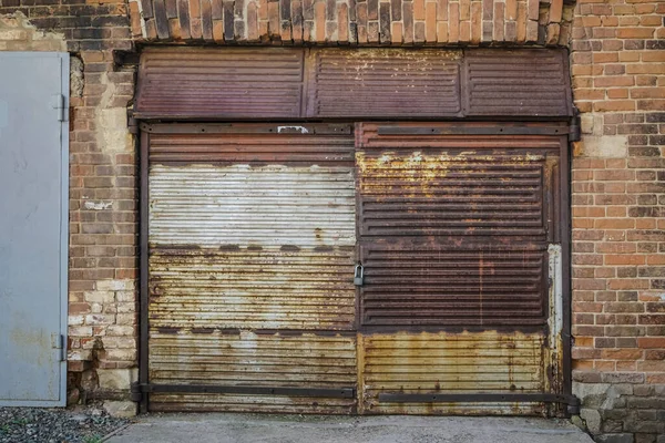 Fachada Antiguo Garaje Hecho Pared Ladrillo Rojo Con Gran Puerta — Foto de Stock