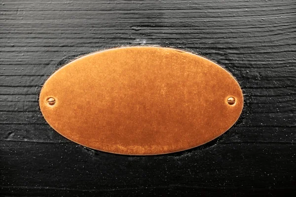 Ahşap Kapı Arka Planda Altın Oval Metal Işareti — Stok fotoğraf