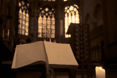 Arka planda tarihi ve antik cam pencereleri açık ve bulanık. Hıristiyan Protestan kilisesi kavramı. boş sayfalar