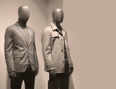  Manikinler Avrupa moda mağazasında. İki manken lüks kışlık kıyafetler giyer.. 