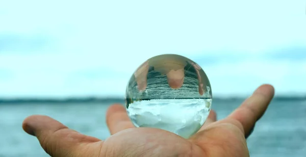 Kryształowa Ziemia Bliska Trzymając Szkło Globalne Morzem Puste Tło Przestrzeni — Zdjęcie stockowe