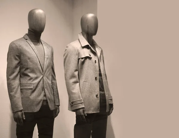 Maniquíes Tienda Moda Europea Dos Maniquíes Usan Ropa Invierno Estilo — Foto de Stock