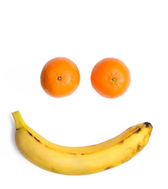 İki portakallı gülen yüz ve beyaz arka planda izole edilmiş bir sarı muz..