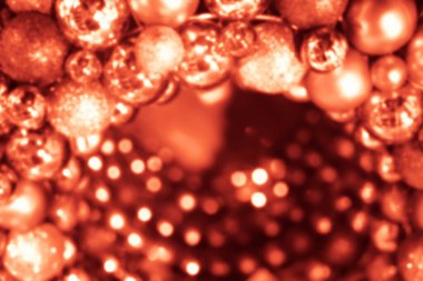 Bulanık yeni yıl ışıkları ve Noel oyuncakları. Yılbaşı ve Noel şenliği. Çelenklerin ve Noel oyuncaklarının soyut arkaplanı