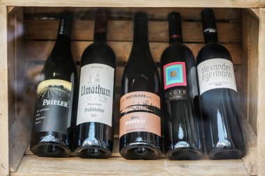 EISENSTADT, AUSTRIA - 08 Mart 2019 Şarap şişeleri ahşap bir kutuda