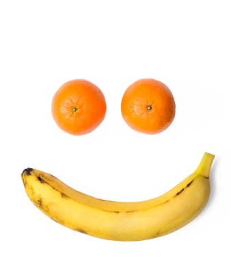 İki portakallı ve beyaz arka planda izole edilmiş sarı muzlu gülen yüz..
