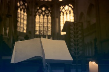 Arka planda tarihi ve antik cam pencereleri açık ve bulanık. Hıristiyan Protestan kilisesi kavramı. boş sayfalar