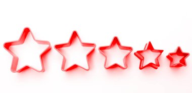 Yemek pişirmek için plastik form, beş renkli yıldız şekli. beyaz arkaplanda izole