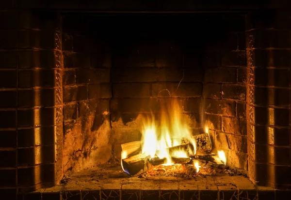 暖炉の火を閉じます 火の場所で木の丸太で燃える炎 黄色とオレンジのフレアで居心地の良いシーン — ストック写真