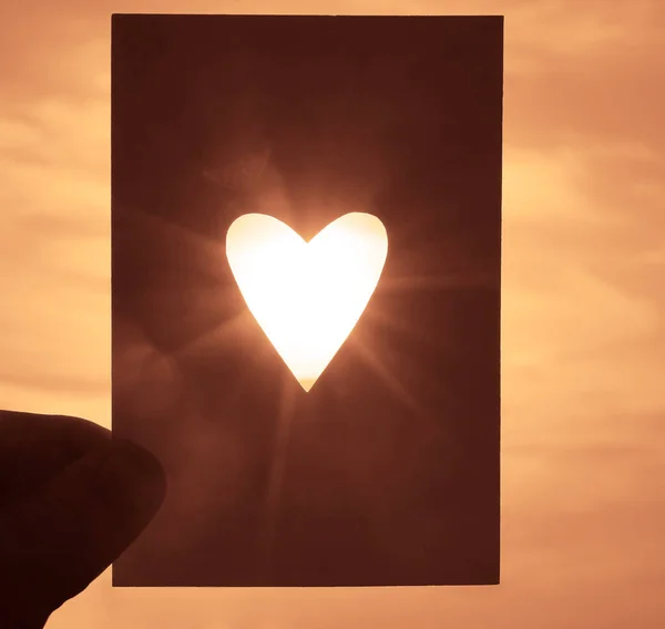 Κάρτα Κομμένη Καρδιά Φως Του Ήλιου Και Συννεφιά Ουρανό Στο — Φωτογραφία Αρχείου