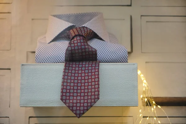Camicia Abbigliamento Con Cravatta Sullo Scaffale Una Vetrina — Foto Stock
