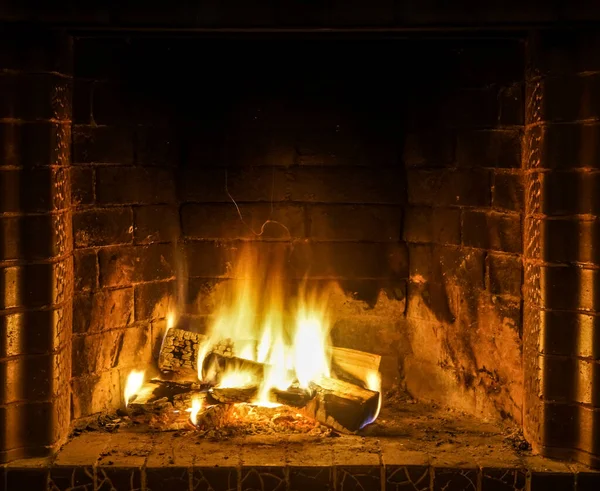壁炉里的火关上了 用木柴在火堆中燃烧的火焰 舒适的场景 黄色和橙色的照明弹 — 图库照片