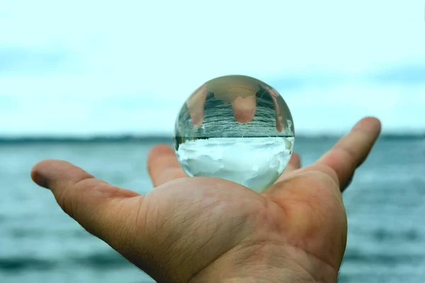 Cristallo Terra Vetro Chiudi Mano Tenendo Vetro Globale Con Mare — Foto Stock