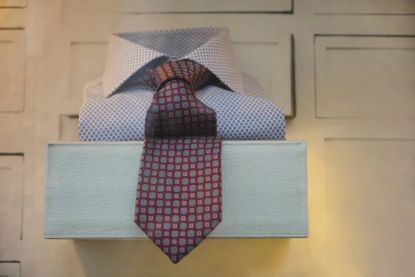 Camicia Abbigliamento Con Cravatta Sullo Scaffale Una Vetrina — Foto Stock