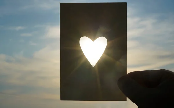 Κάρτα Κομμένη Καρδιά Φως Του Ήλιου Και Συννεφιά Ουρανό Στο — Φωτογραφία Αρχείου