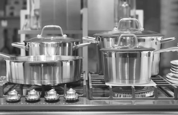 厨房里的煤气炉和烹调锅 在白色的现代厨房里烤着平底锅 — 图库照片