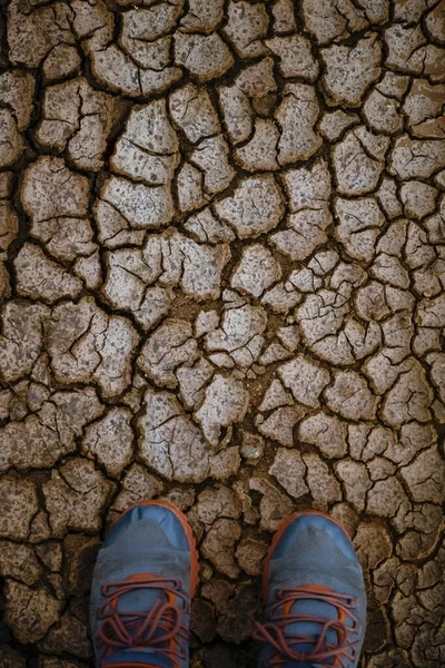 Sapatilhas Chão Rachado Seco Perto Sapatilha Terra Seca Crack Conceito — Fotografia de Stock