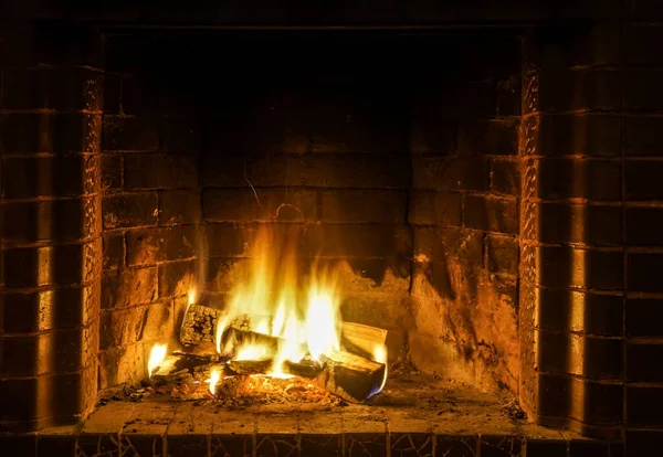 暖炉の火を閉じます 火の場所で木の丸太で燃える炎 黄色とオレンジのフレアで居心地の良いシーン — ストック写真