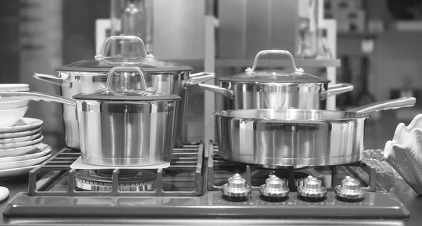 Горщики Газовій Плиті Кулінарія Кухні Плита Соусом Білій Сучасній Кухні — стокове фото