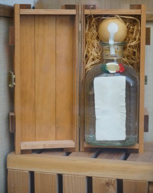 İtalyan grappa alkollü içecek şişesi ahşap bir hediye kutusunda.