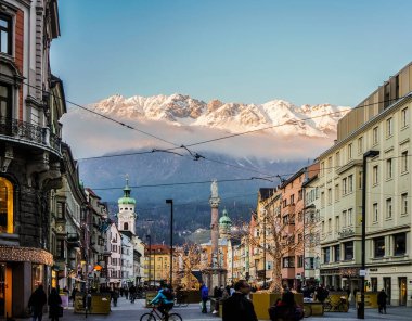 INNSBRUCK, AUSTRIA - 13 Aralık 2019: Dağlardaki peri kasabası. Dağlardaki Innsbruck şehri. Alplerdeki köy. Alpler, Innsbruck, Tyrol