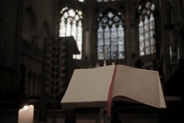 Arka planda tarihi ve antik cam pencereleri açık ve bulanık. Hıristiyan Protestan kilisesi kavramı. boş sayfalar