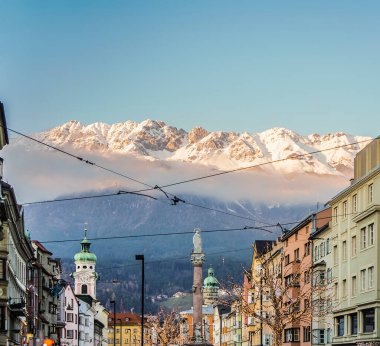  Dağlardaki peri kasabası. Dağlardaki Innsbruck şehri. Alplerdeki köy. Alpler, Innsbruck, Tyrol, Avusturya
