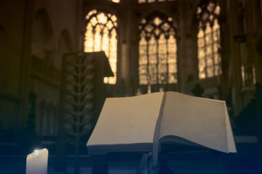 Arka planda tarihi ve antik cam pencereleri açık ve bulanık. Hıristiyan Protestan kilisesi kavramı. boş sayfalar