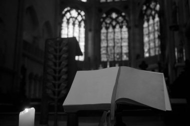 Arka planda tarihi ve antik cam pencereleri açık ve bulanık. Hıristiyan Protestan kilisesi kavramı. boş sayfalar