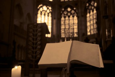 Arka planda tarihi ve antik cam pencereleri açık ve bulanık. Hıristiyan Protestan kilisesi kavramı. boş sayfalar